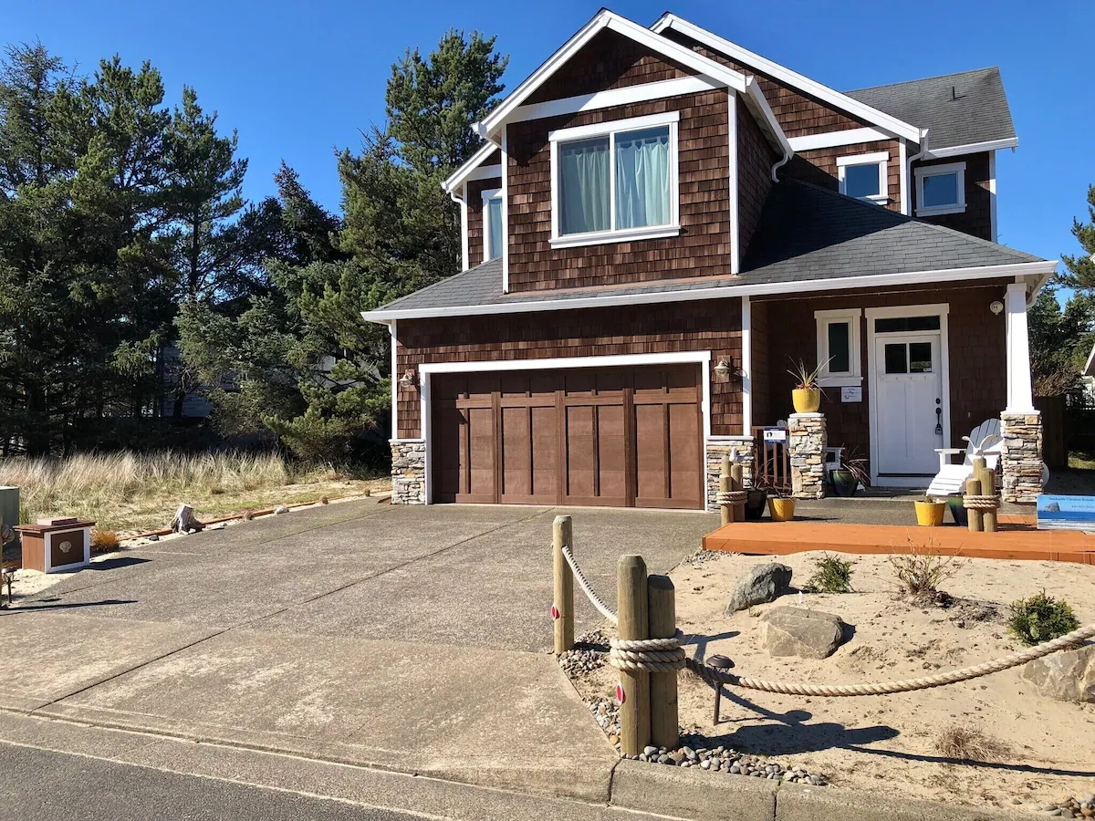 4 Bedroom House Just 1-1/2 Blocks to the Beach and a Hot Tub!
